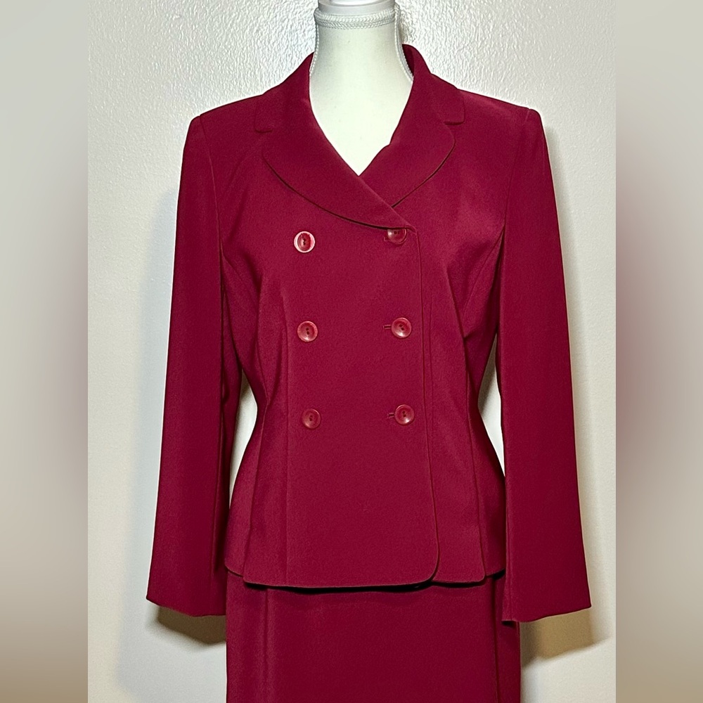 Le Suit Women's Red/Maroon Skirt Set